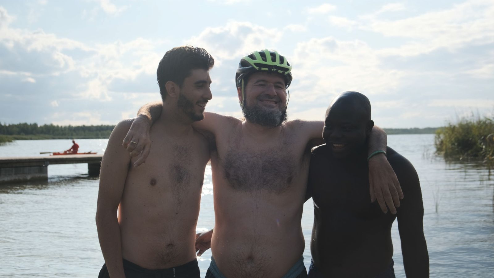 Riaño con sus cuidadores Mbake, taxista senegalés, y Rubén, tuno de Alcalá de Henares