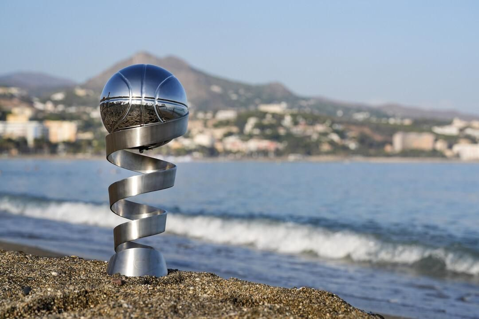 El trofeo de la Supercopa ACB se deja ver por Málaga