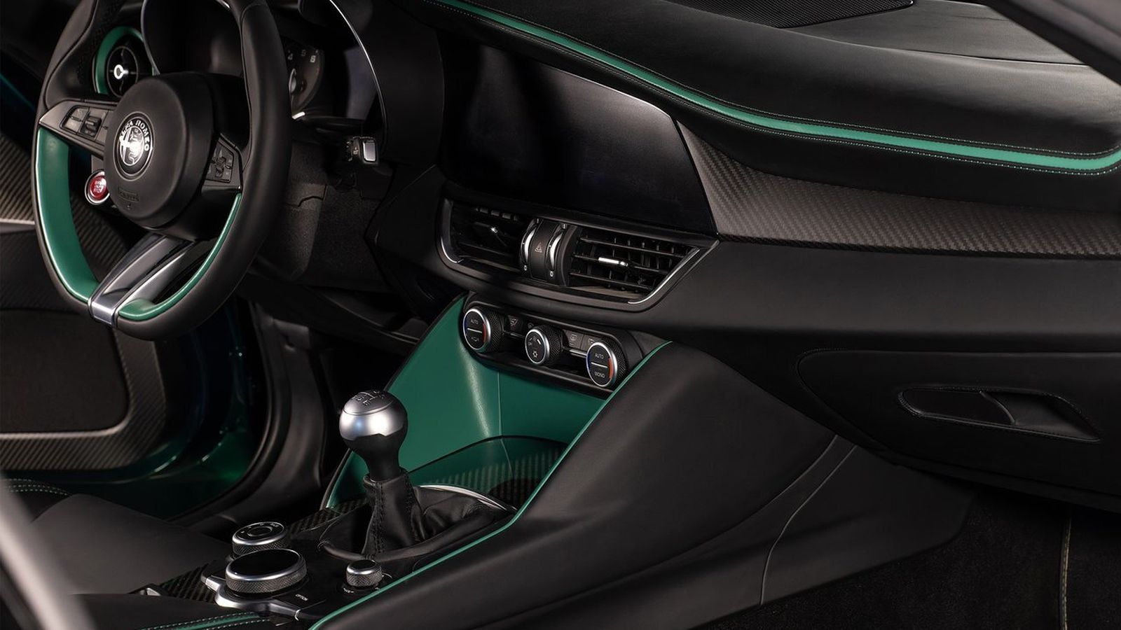 El habitáculo está realizado totalmente en fibra de carbono. Para rebajar al máximo la altura, el techo tiene dos jorobas que permiten el acomodo de sus ocupantes.