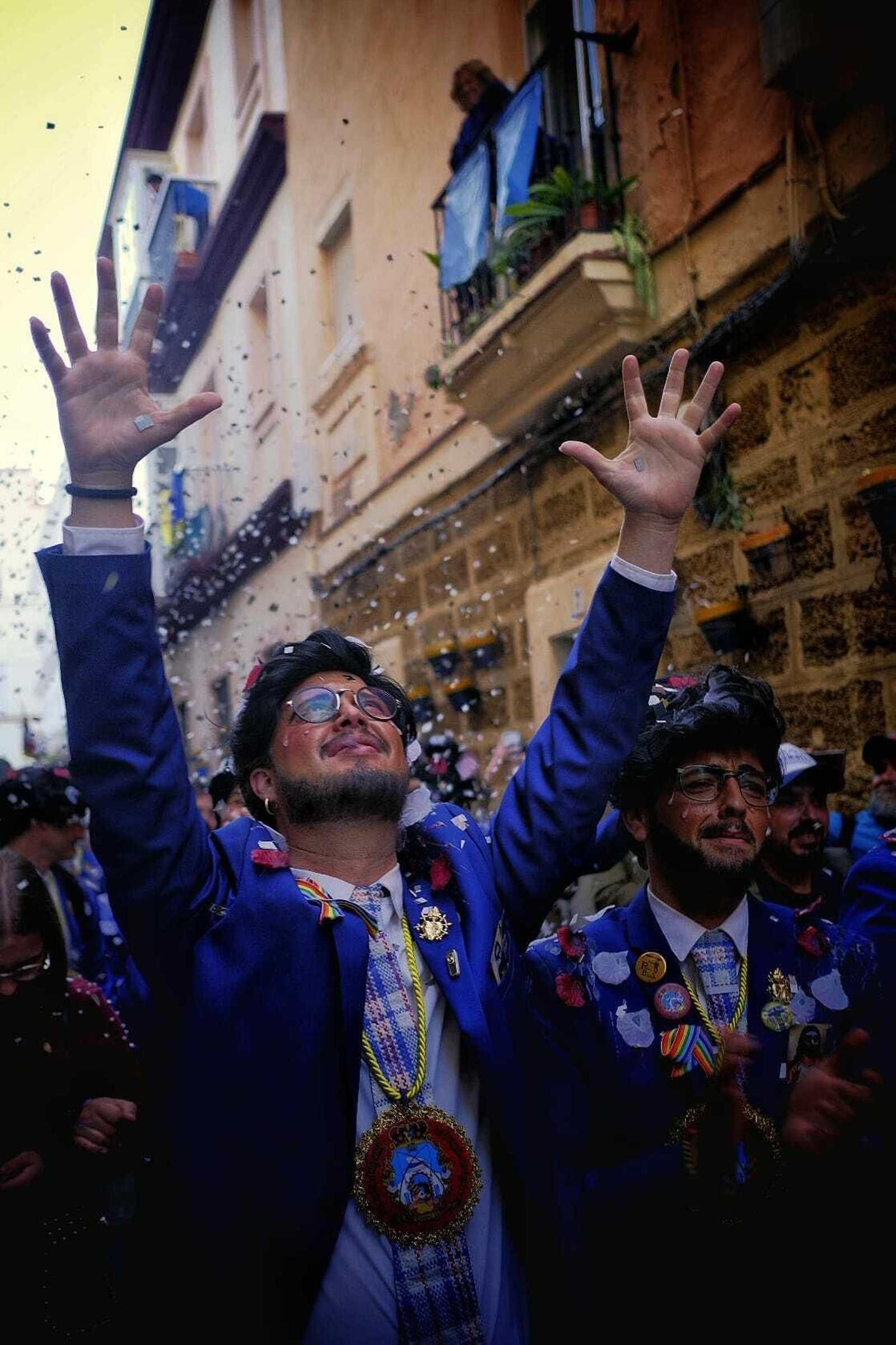 Pasacalles de la Chirigota Aquí estamos de paso