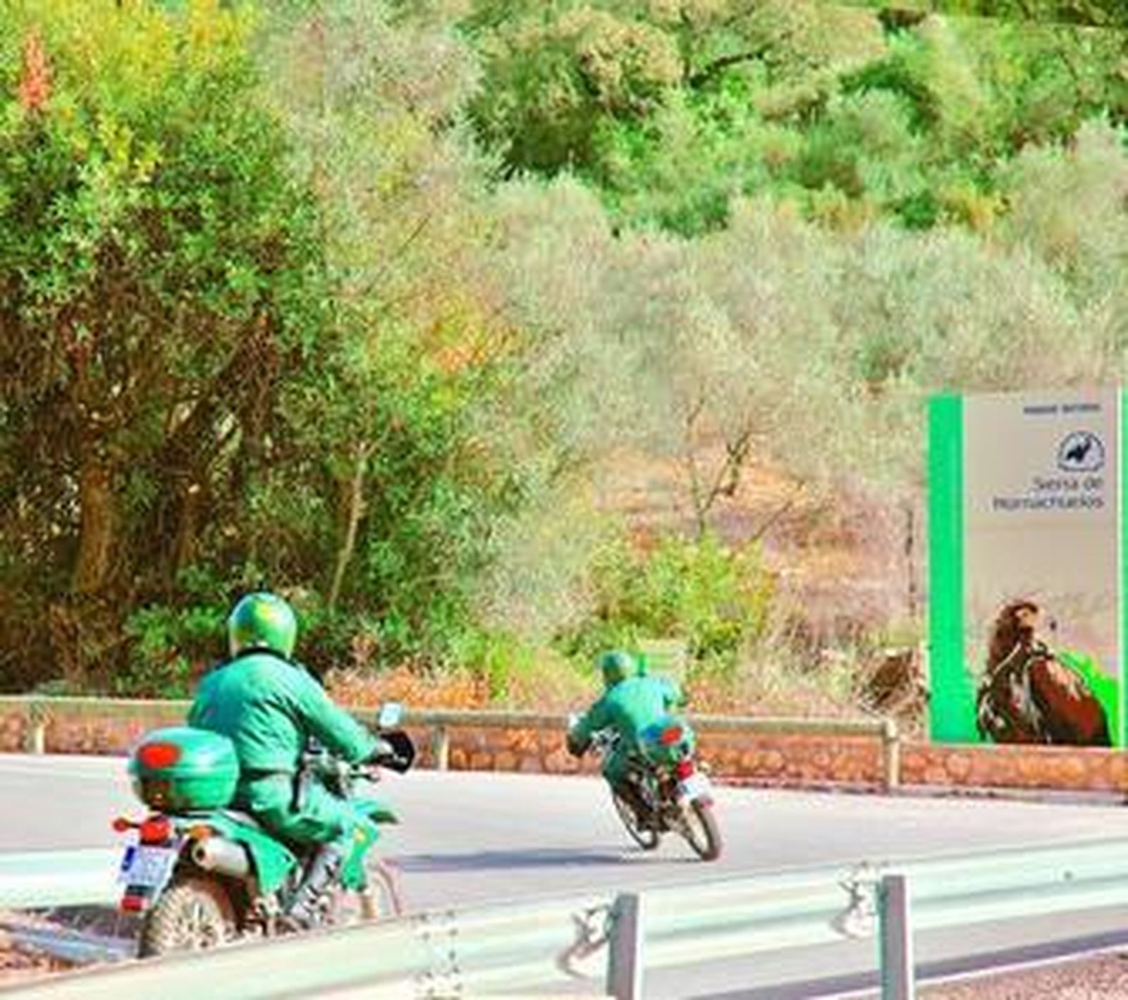 Una patrulla motorizada encara una curva en pleno corazón de la Sierra de Hornachuelos.