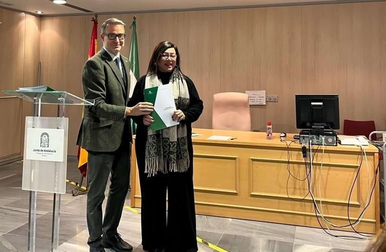 La concejala de Desarrollo Económico, Míriam Quintana, recogiendo la ayuda.