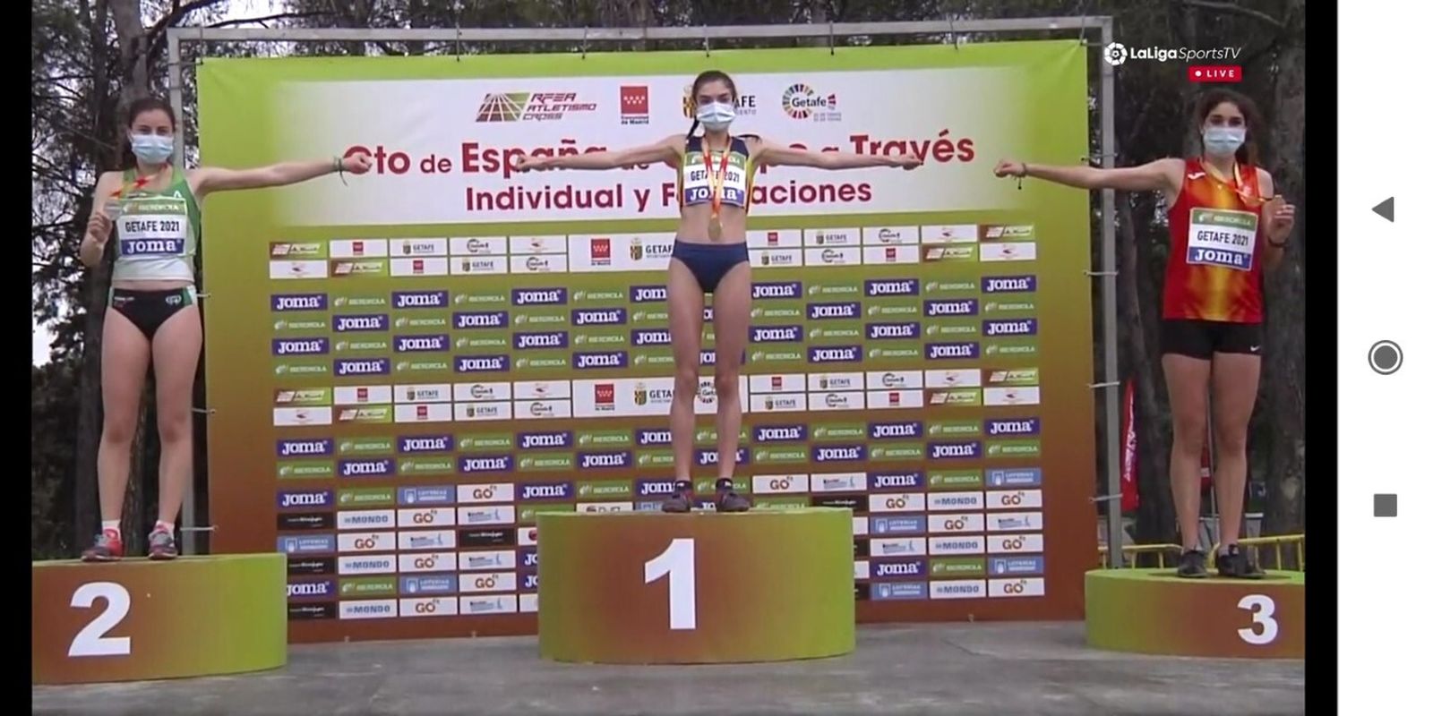 María Forero (izquierda) en el podio en el Nacional de Campo a Través.