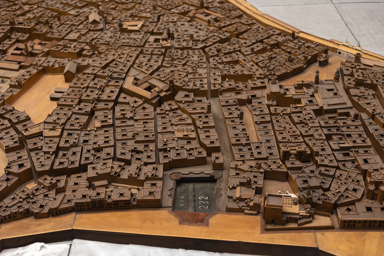 Imágenes del inicio de los trabajos de conservación y limpieza de la maqueta de Cádiz.