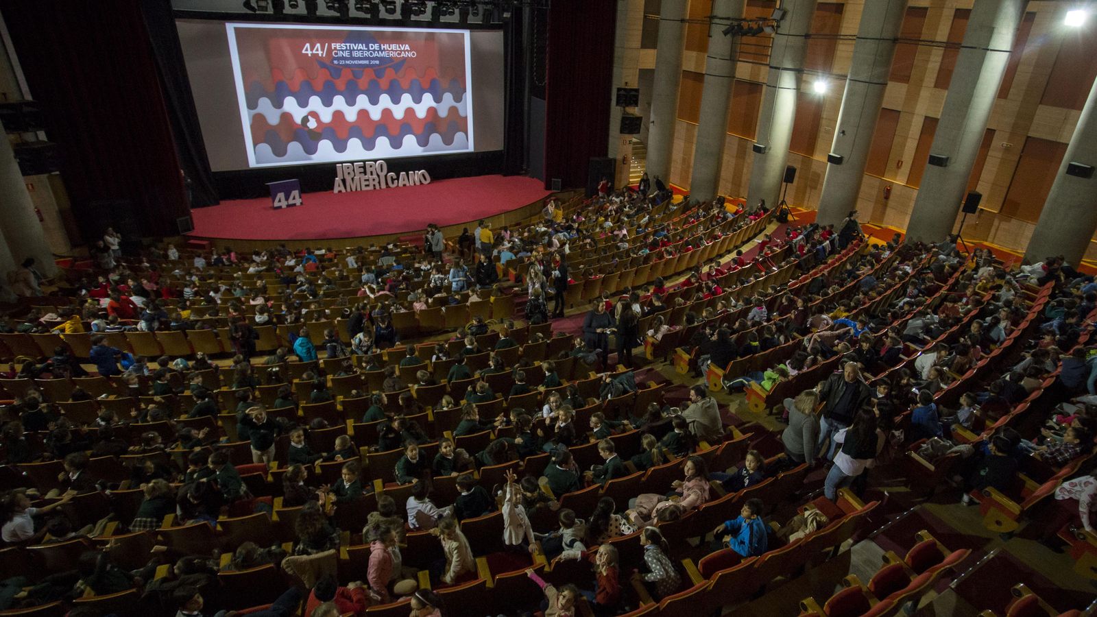 En la imagen superior, vista general del joven público que participó el año pasado en el Festival de Cine Iberoamericano de Huelva, del que la Fundación de Caja Rural del Sur es patrocinador oficial. Abajo, una fotografía del proceso de restauración de la capilla del Palacio Ducal de Fernán Núñez, en Córdoba.
