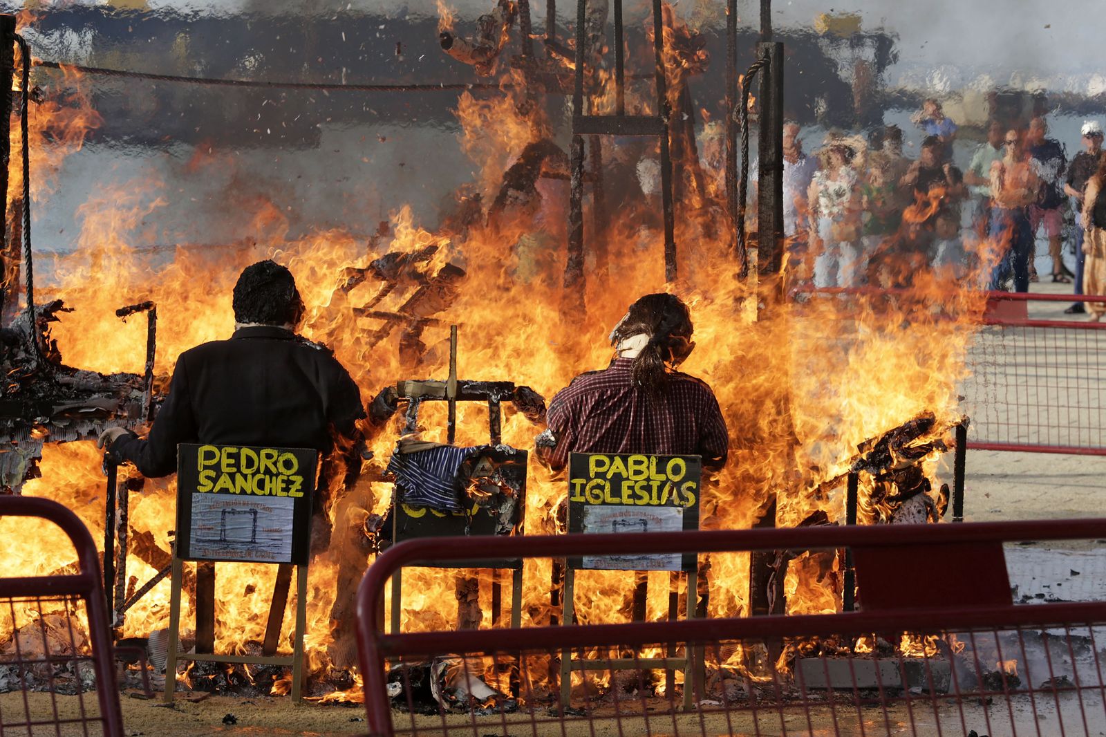 Pedro Sánchez y Pablo Iglesias arden en el Juanillo de la asociación de vecinos de Astilleros.