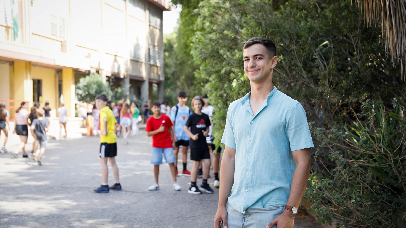 Félix Denk Romero muy feliz visitó ayer por la mañana su instituto, donde todos lo felicitaron.