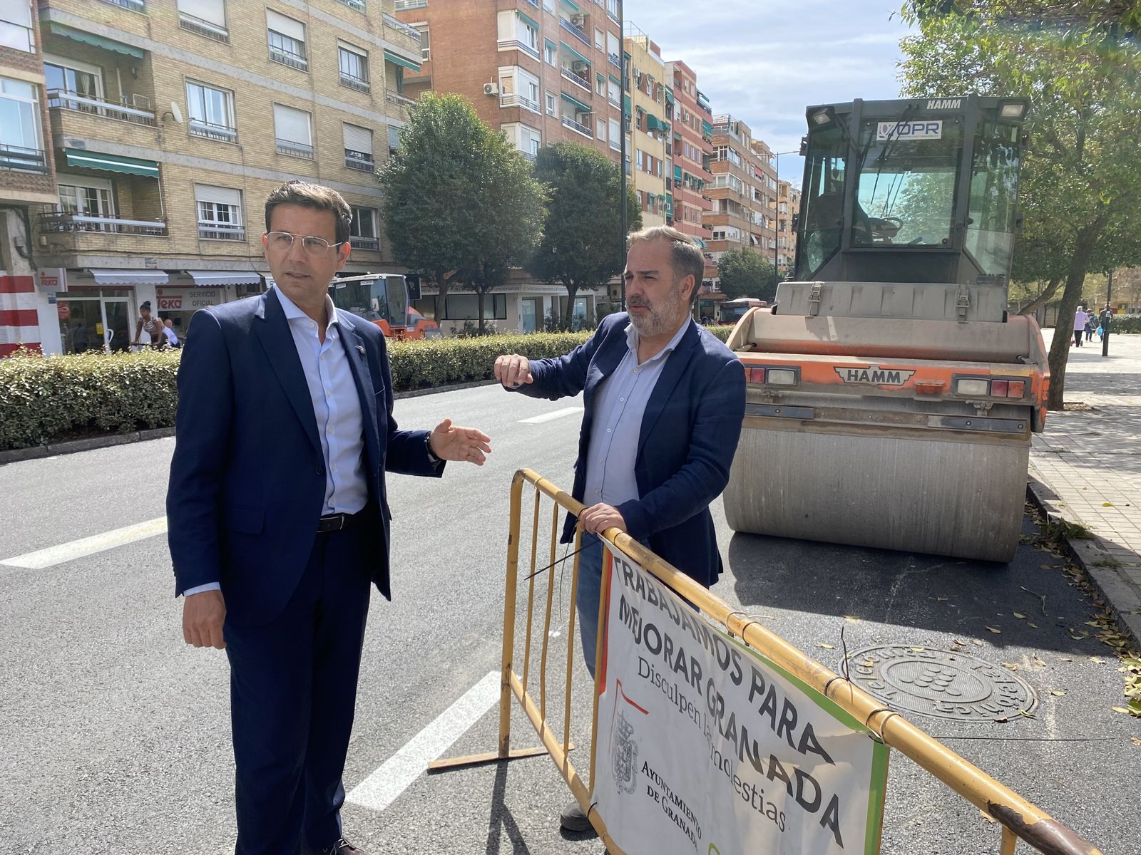 Paco Cuenca y Jacobo Calvo, en la visita a la zona asfaltada.