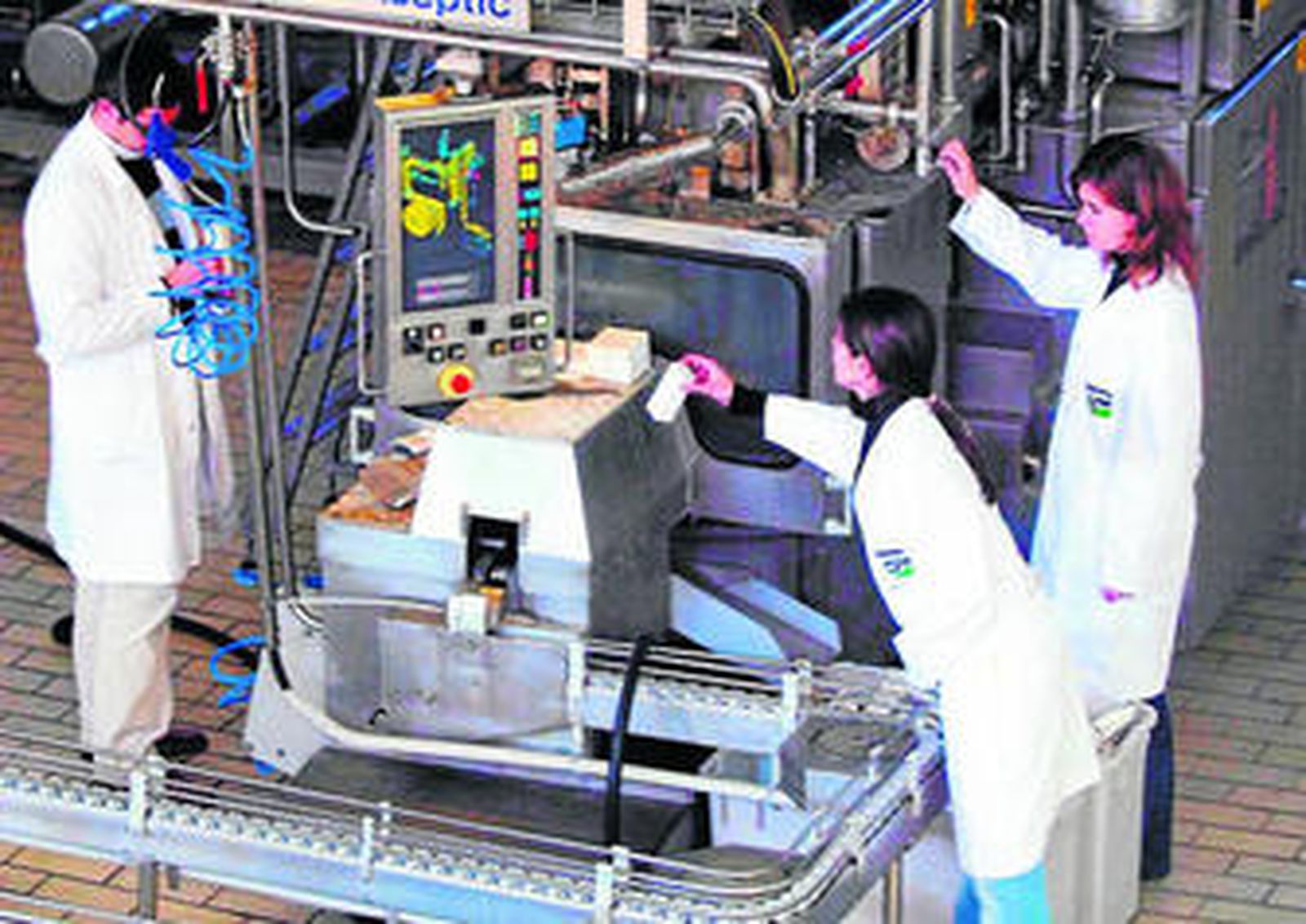 Producción de yogur de leche maternizada, en la actual fábrica Puleva en Granada.