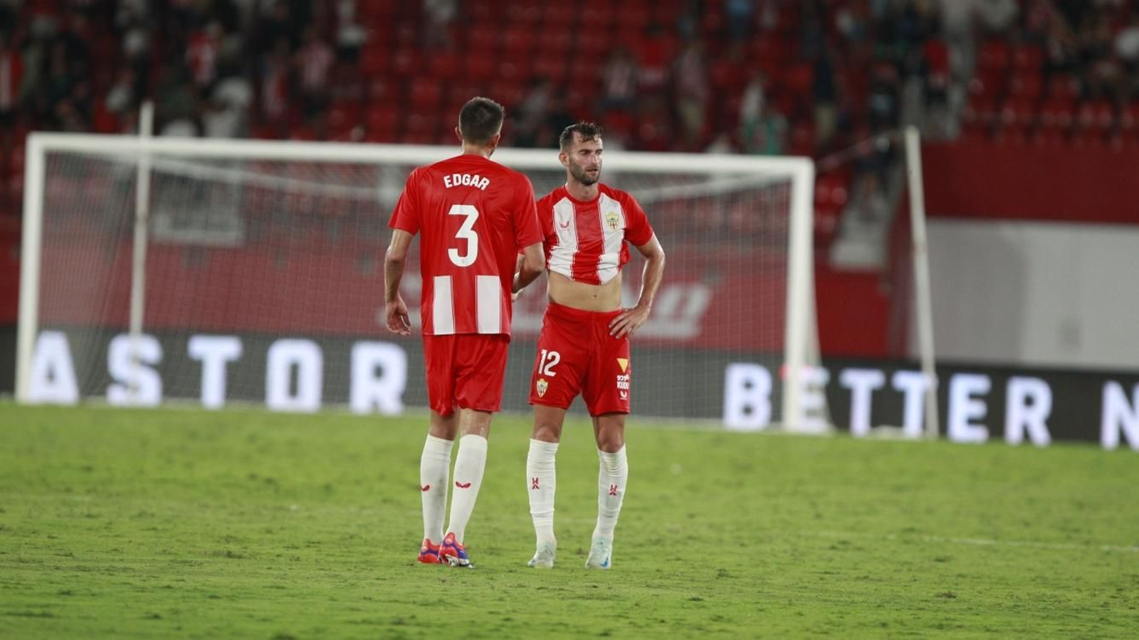 Édgar y Baptistao se saludan tras el final del encuentro.