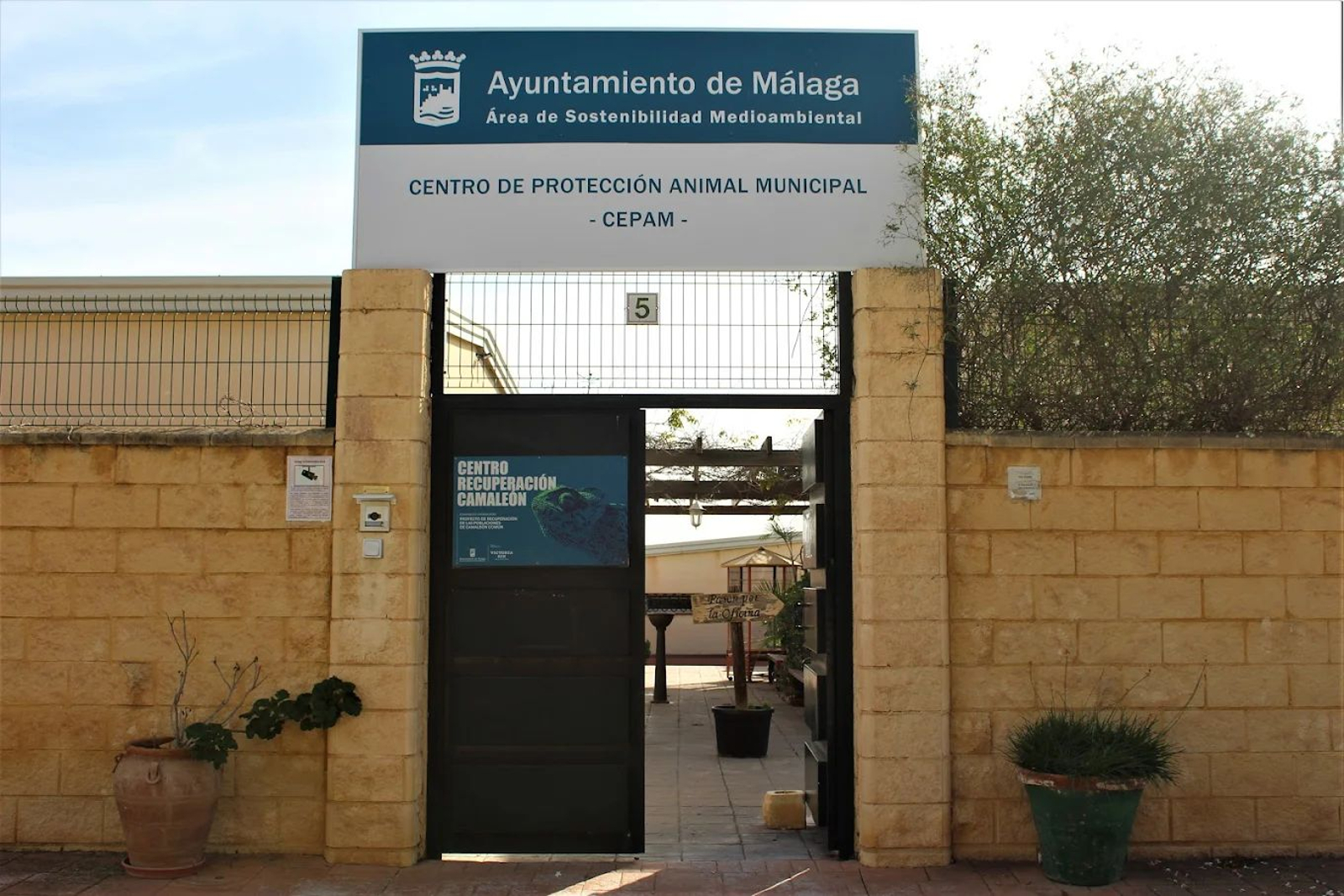 Entrada del Centro de Protección Animal Municipal.
