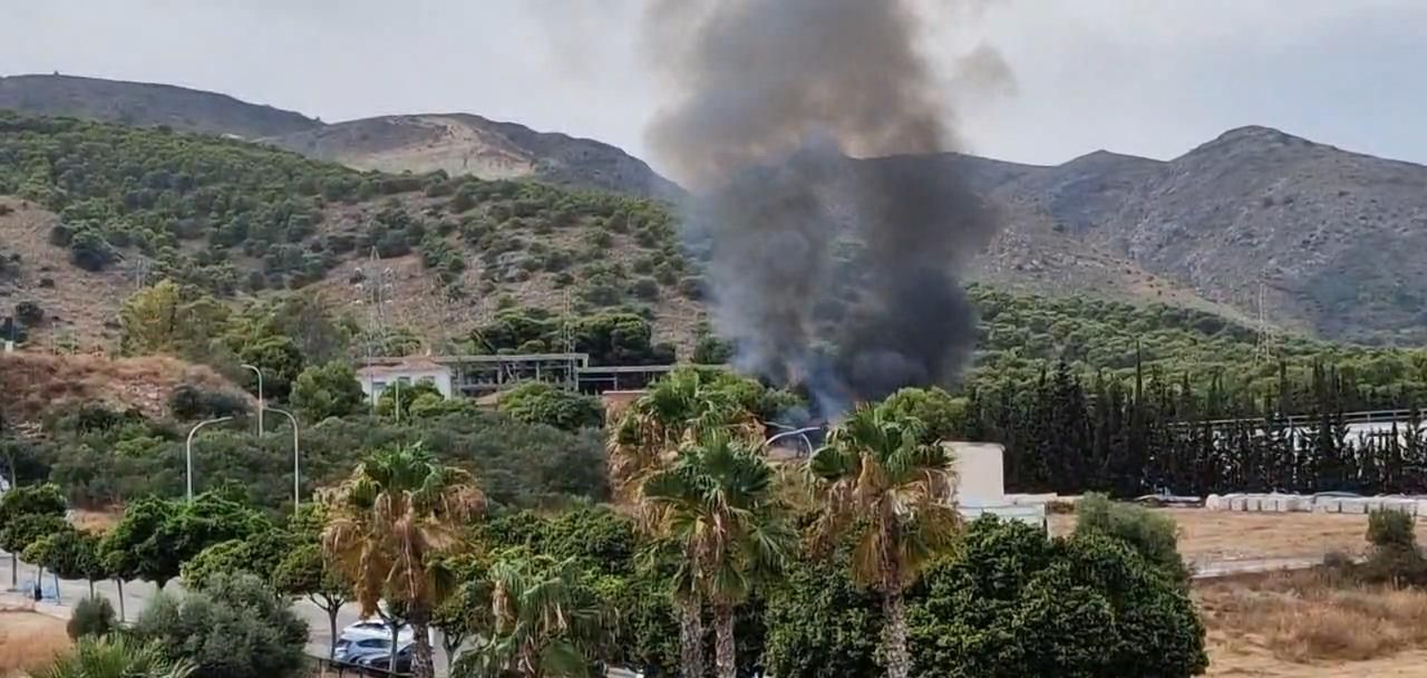 Un incendio en Torremolinos provoca una intensa columna de humo