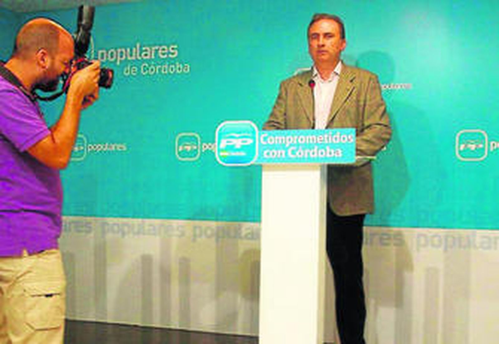 El primer edil encinarrealeño, durante su comparecencia pública.