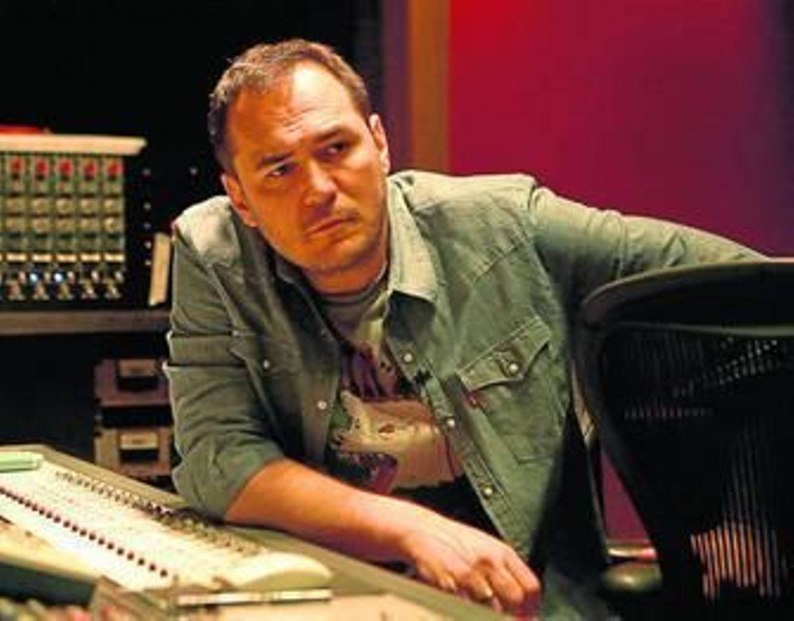 Ismael Serrano presenta su disco 'La Llamada. Guitarra y voz'.