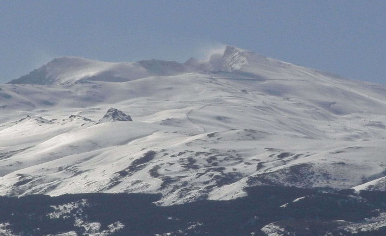 Temperaturas en ligero descenso y vientos muy fuertes del oeste.