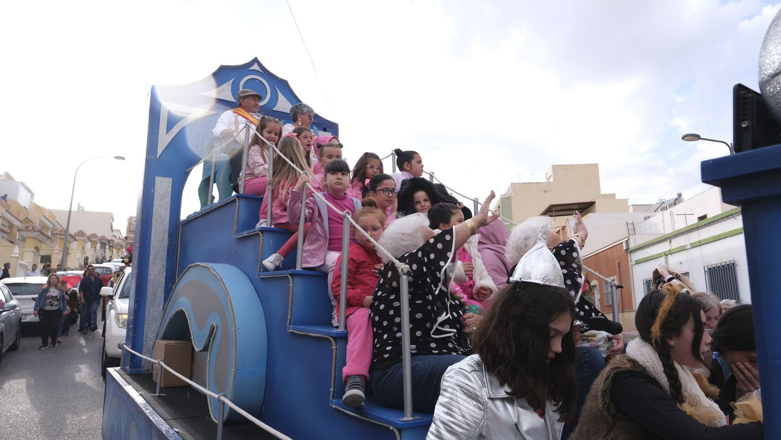 Imágenes de las carrozas de la Fiestas de San José de Benahadux