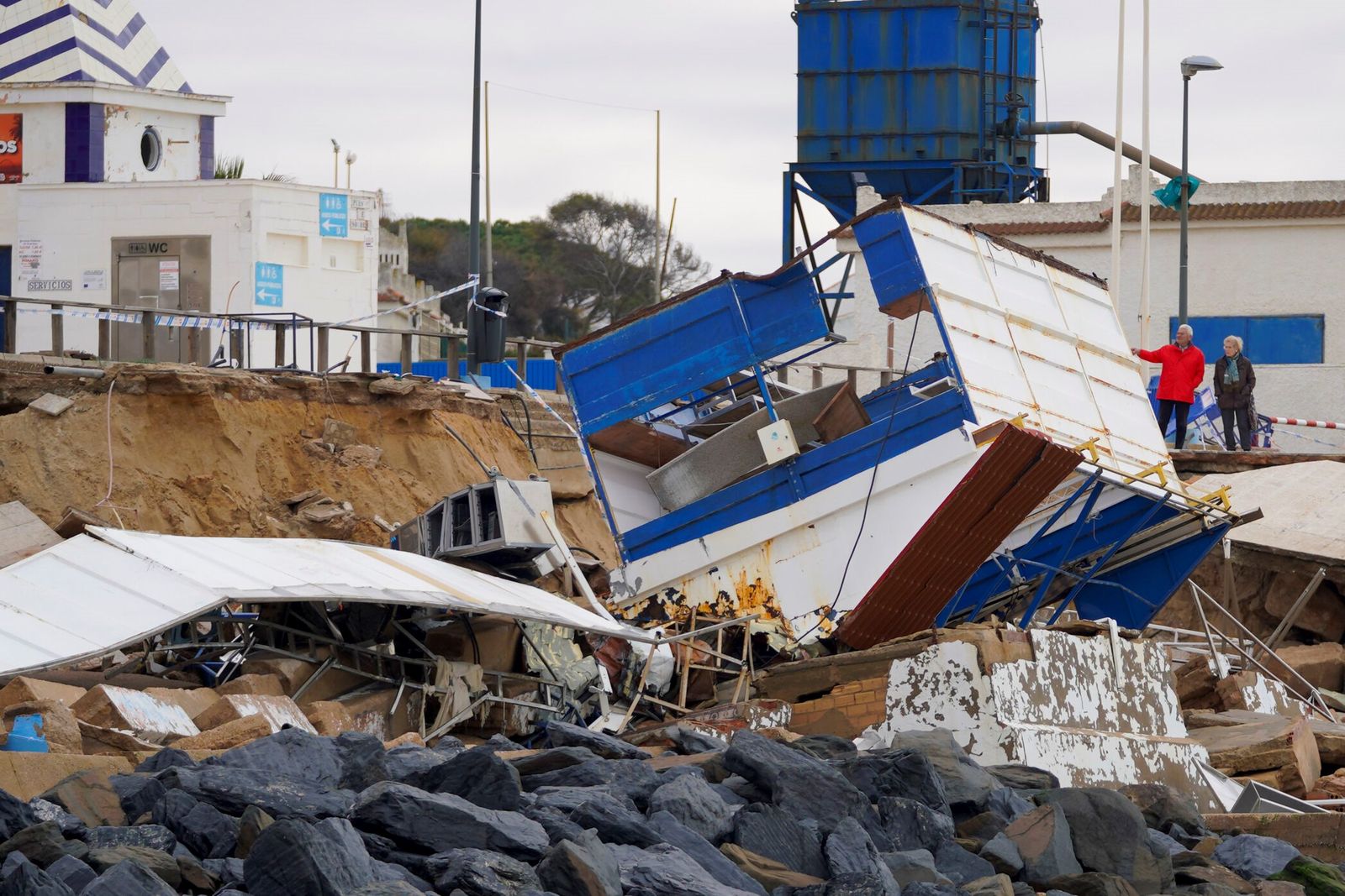 Los destrozos causados por el último temporal a la playa y al paseo marítimo de Matalascañas