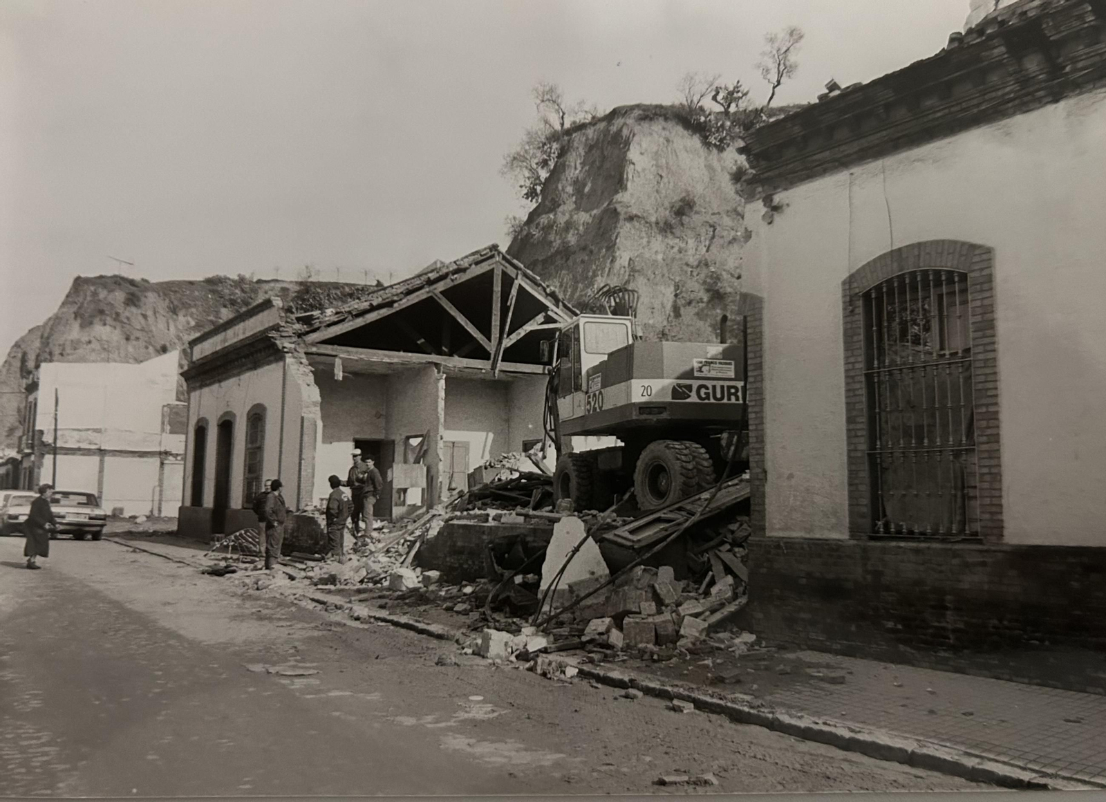 Daños en la calle Médico Luis Buendía por desprendimiento del cabezo en 1996.
