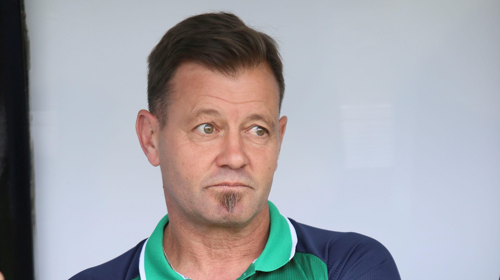 Manuel Mosquera, con gesto pensativo, en el Mérida - Córdoba CF. Manuel Mosquera, con gesto pensativo, en el Mérida - Córdoba CF.