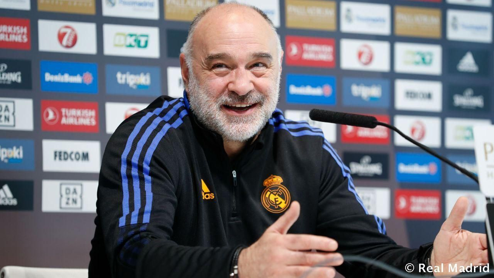 Pablo Laso sonríe en la sala de prensa.