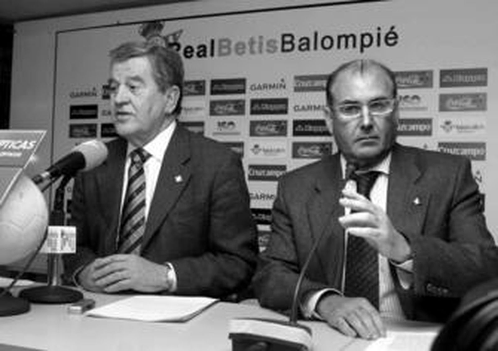 José León y Manuel Castaño, durante una comparecencia pública.