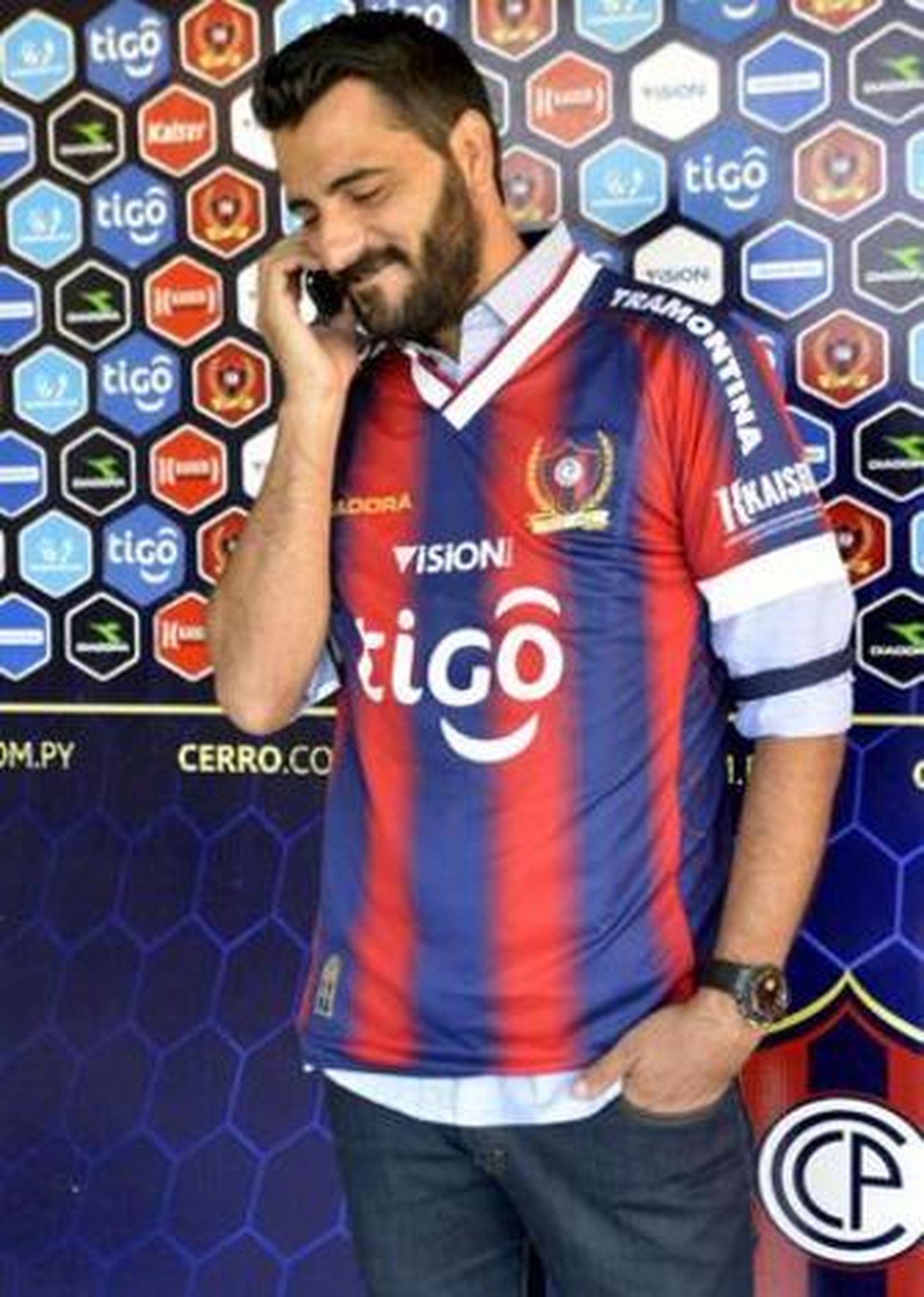 Dani Güiza posa el día de su presentación con la elástica del Cerro Porteño de Paraguay, su último equipo.