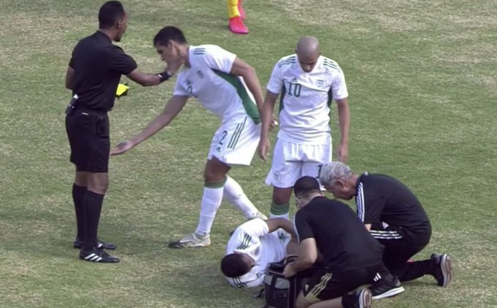 Mandi le protesta al árbitro durante el partido.