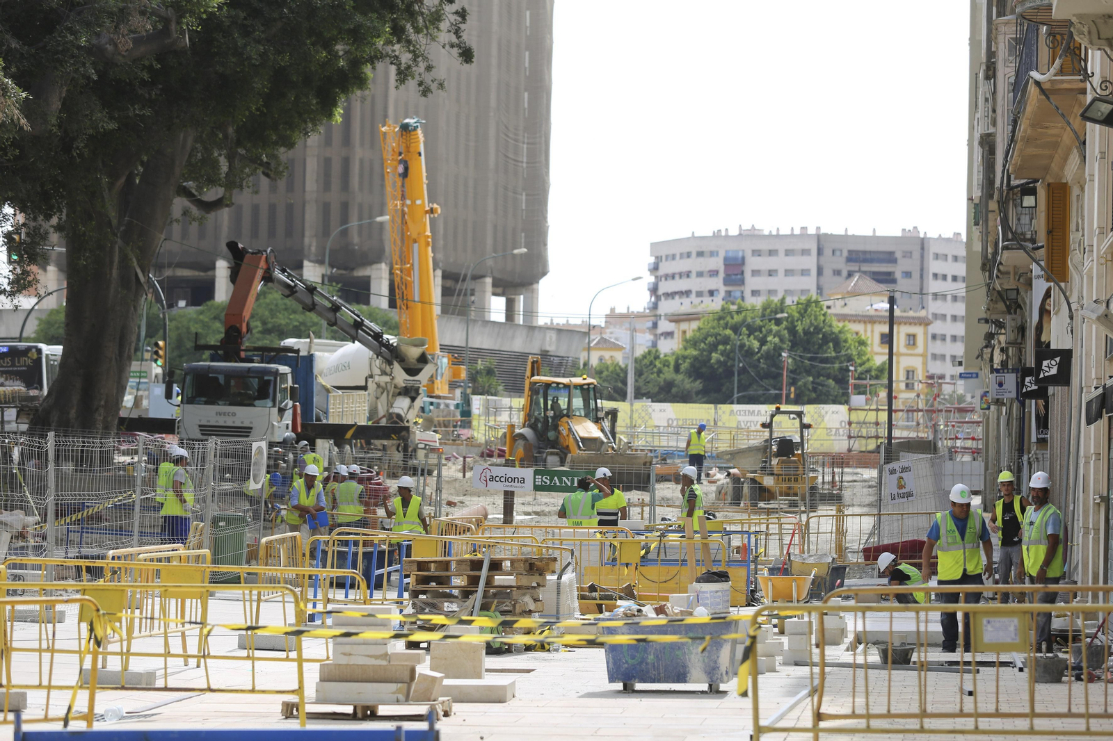 Fotos de la obra a contrarreloj en la Alameda Principal de Málaga