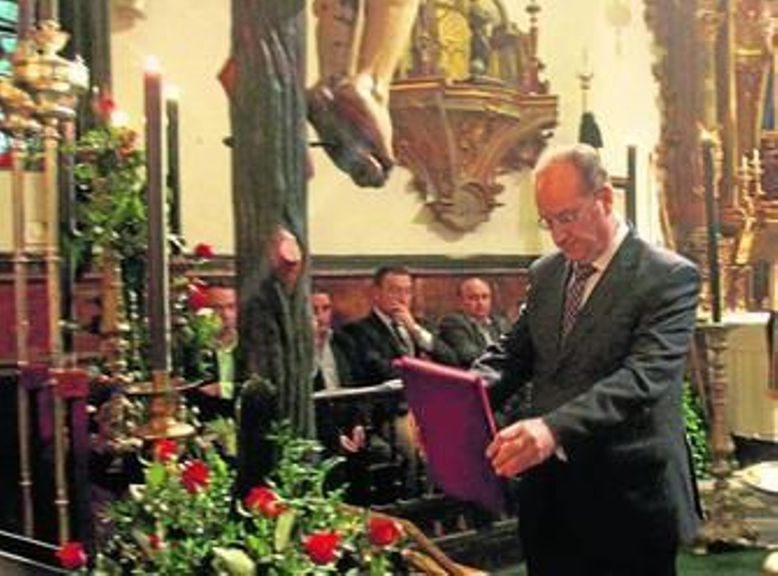 Morgado depositó en la tarde de ayer su pregón a los pies del Cristo de la Vera-Cruz.