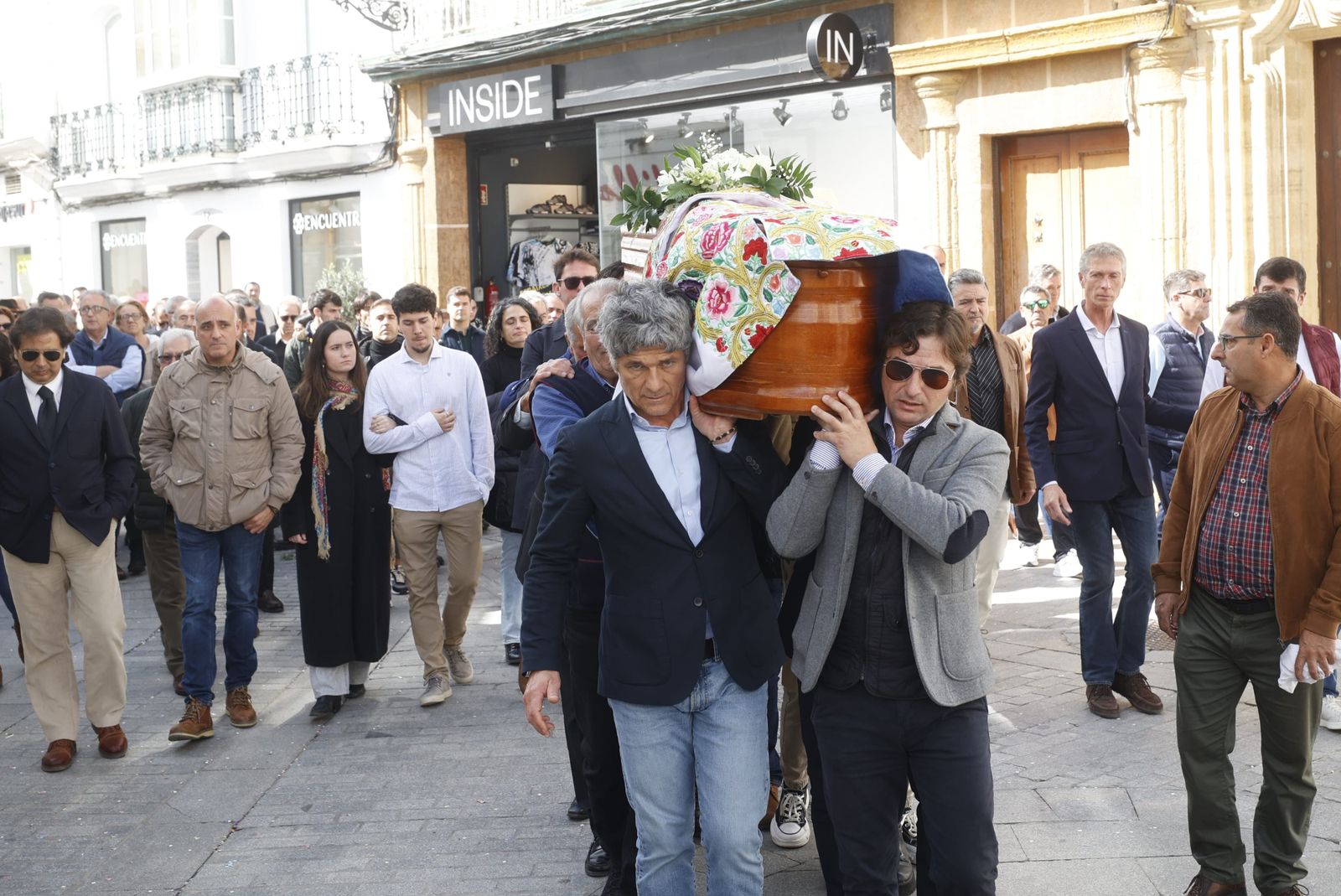 Imágenes del entierro en Chiclana del torero Emilio Oliva Baro