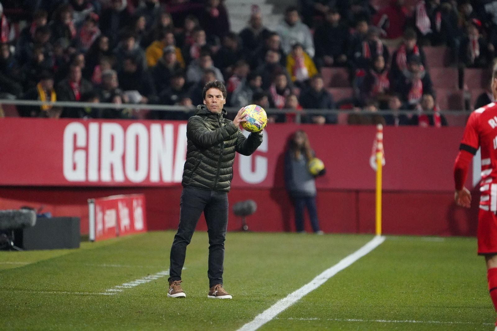 Rubi coge un balón en un momento del lance del partido en Montilivi.