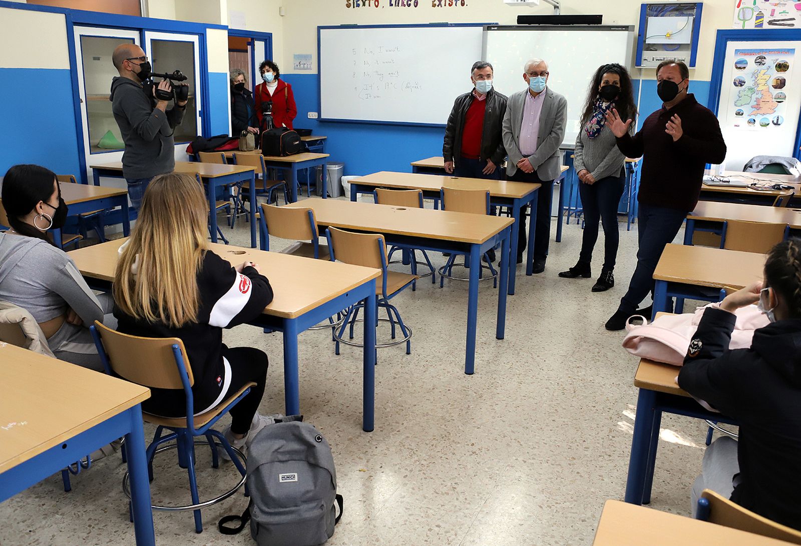 Cabello, durante su visita al IES Andrés Benítez.