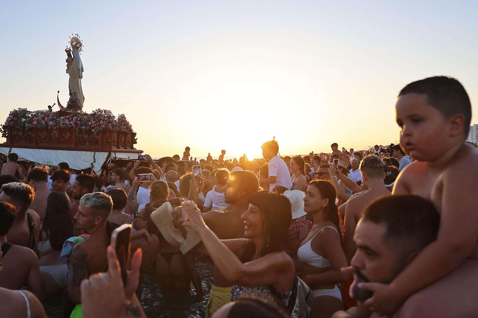 Imágenes de la Virgen del Carmen procesionando en Punta Umbría