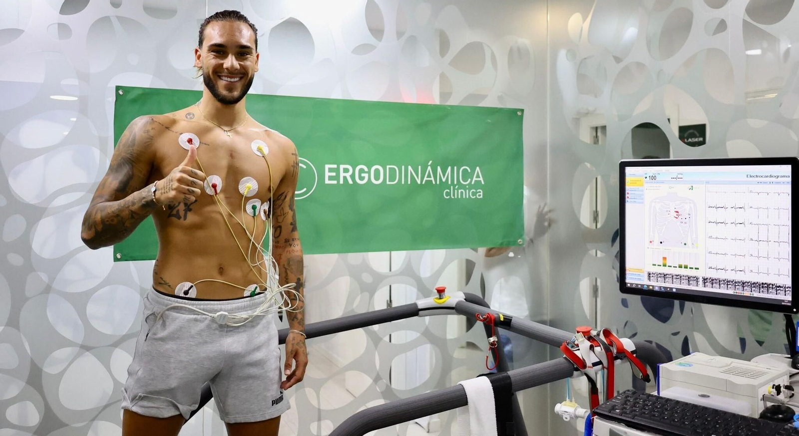 Dragisa Gudelj, sonriente tras pasar su reconocimiento médico con el Córdoba CF.