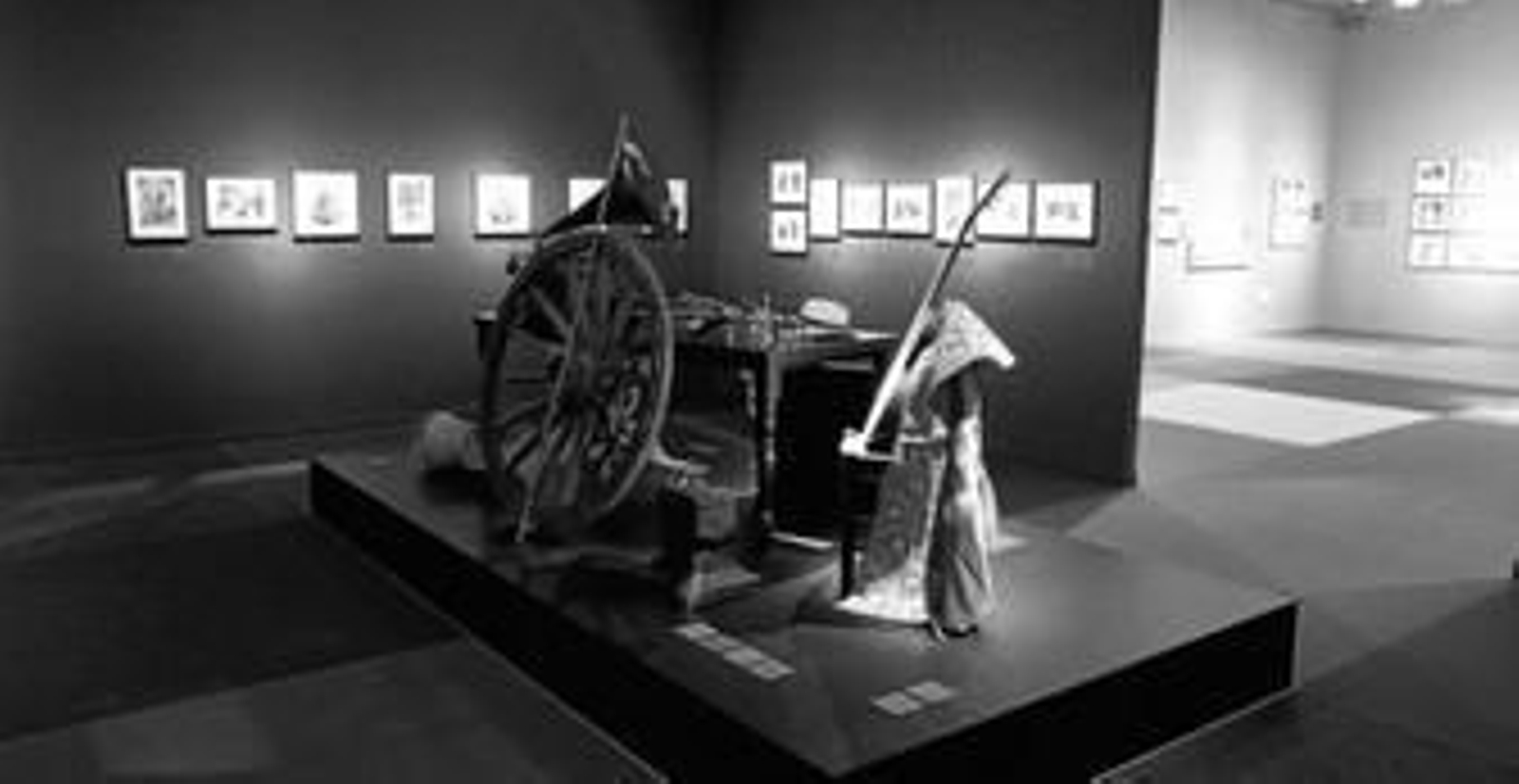 1. Montaje en el que sobresale el capote de Rafael de Paula. 2. Carteles de películas de los 50.. 3. Botas de Mario Maya y zapatos de La Chunga. 4. Una familia gitana. 5. Montaje audiovisual. 6. Presentación de la exposición en CajaGranada. 7. Lola Flores, en un fotograma.