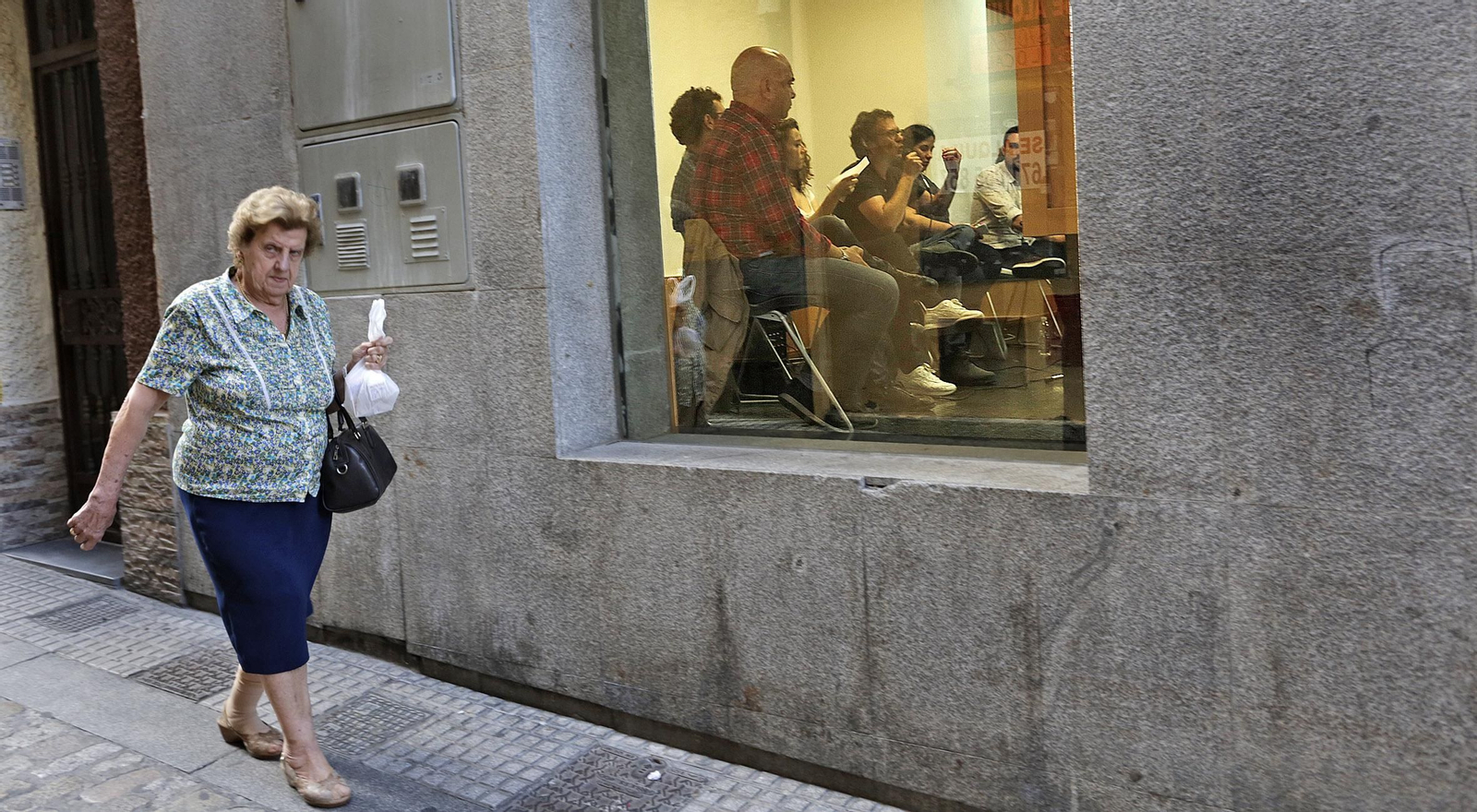 Una mujer, junto al Centro Integral de la Mujer, en una imagen de archivo.