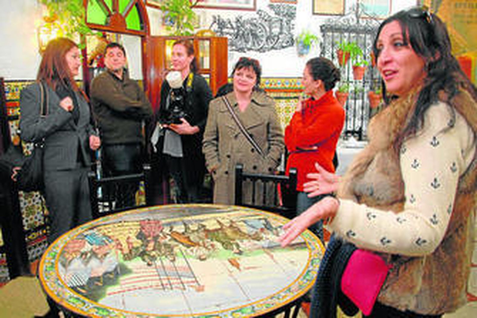 Unos jóvenes se hacen una foto en la estatua de Camarón.
