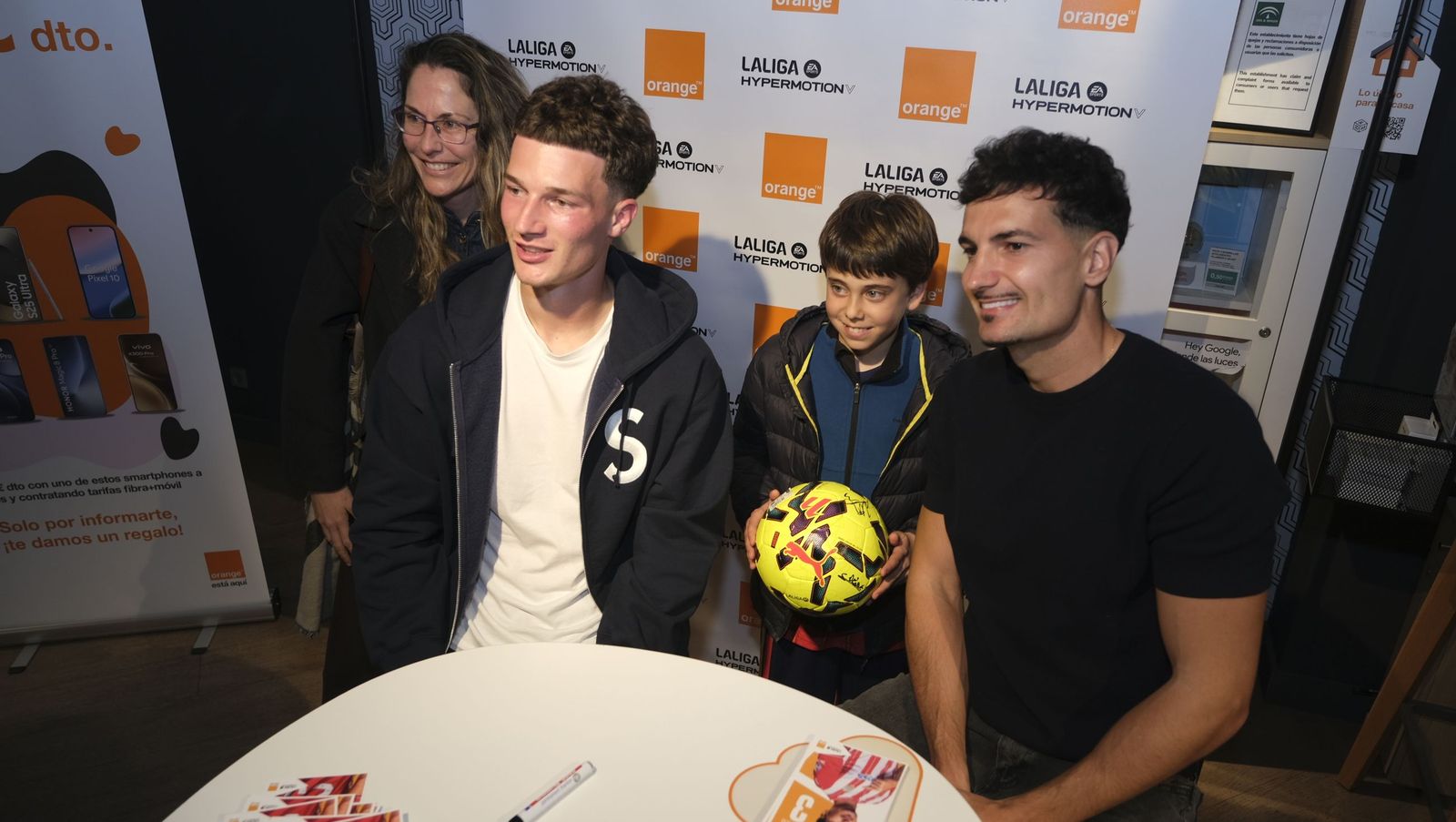 Búscate en las fotos de la firma de los jugadores de la U.D. Almería en la tienda Orange