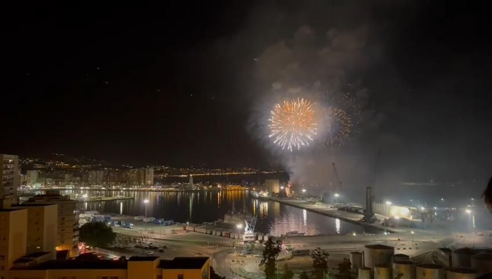 Traca final del espectáculo de fuegos artificiales de la Feria de Málaga.