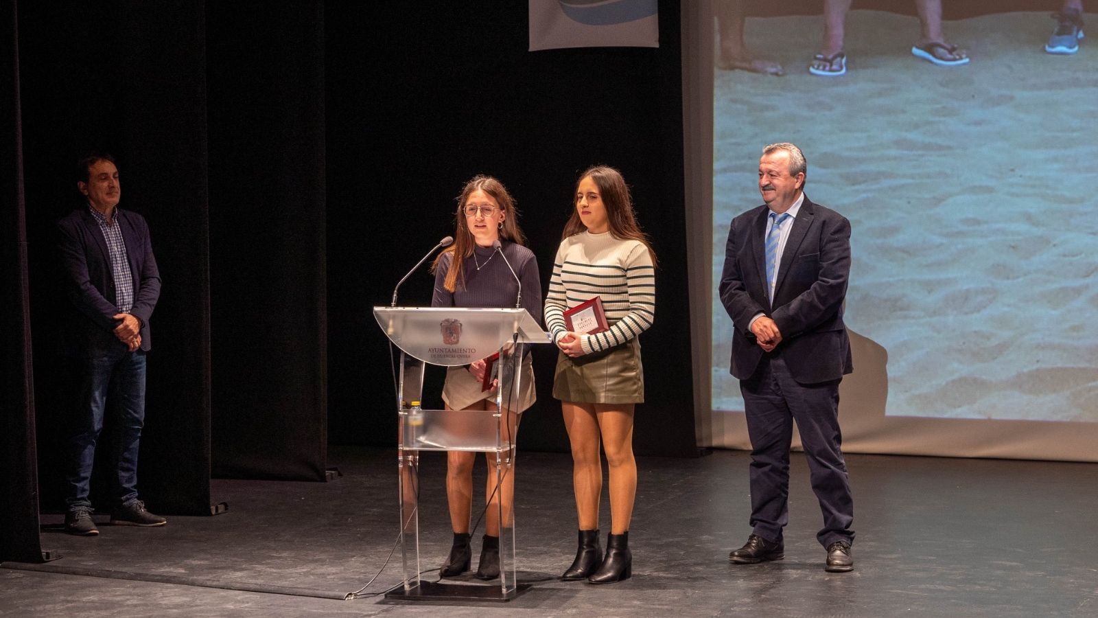 Las hermanas pulpileñas Gómez, María y Ana, jugadoras de tenis playa junto al alcalde de Pulpí