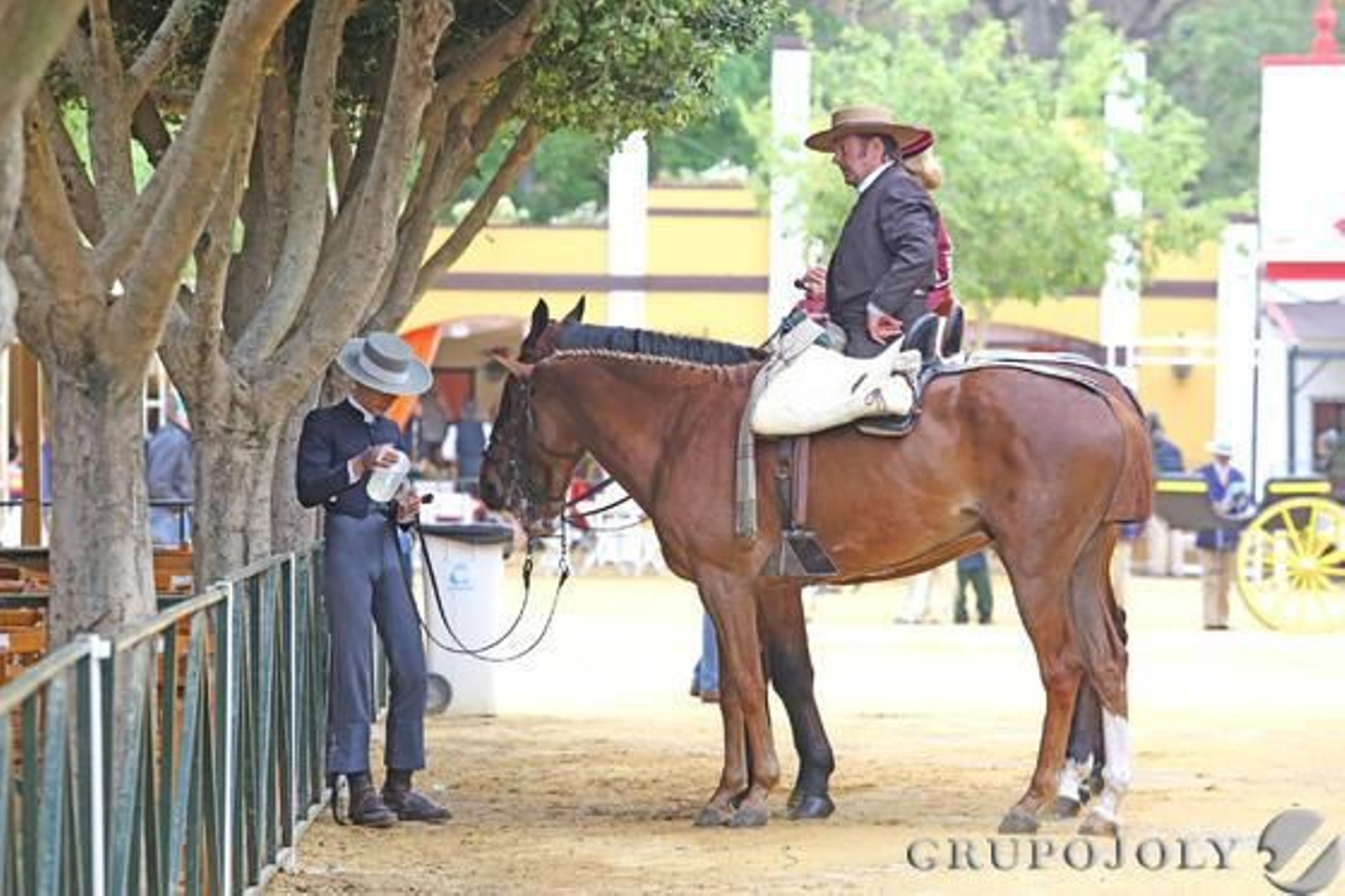 Un caballista se toma una copa de rebujito tras pasear por el Hontoria. 

Foto: Pascual
