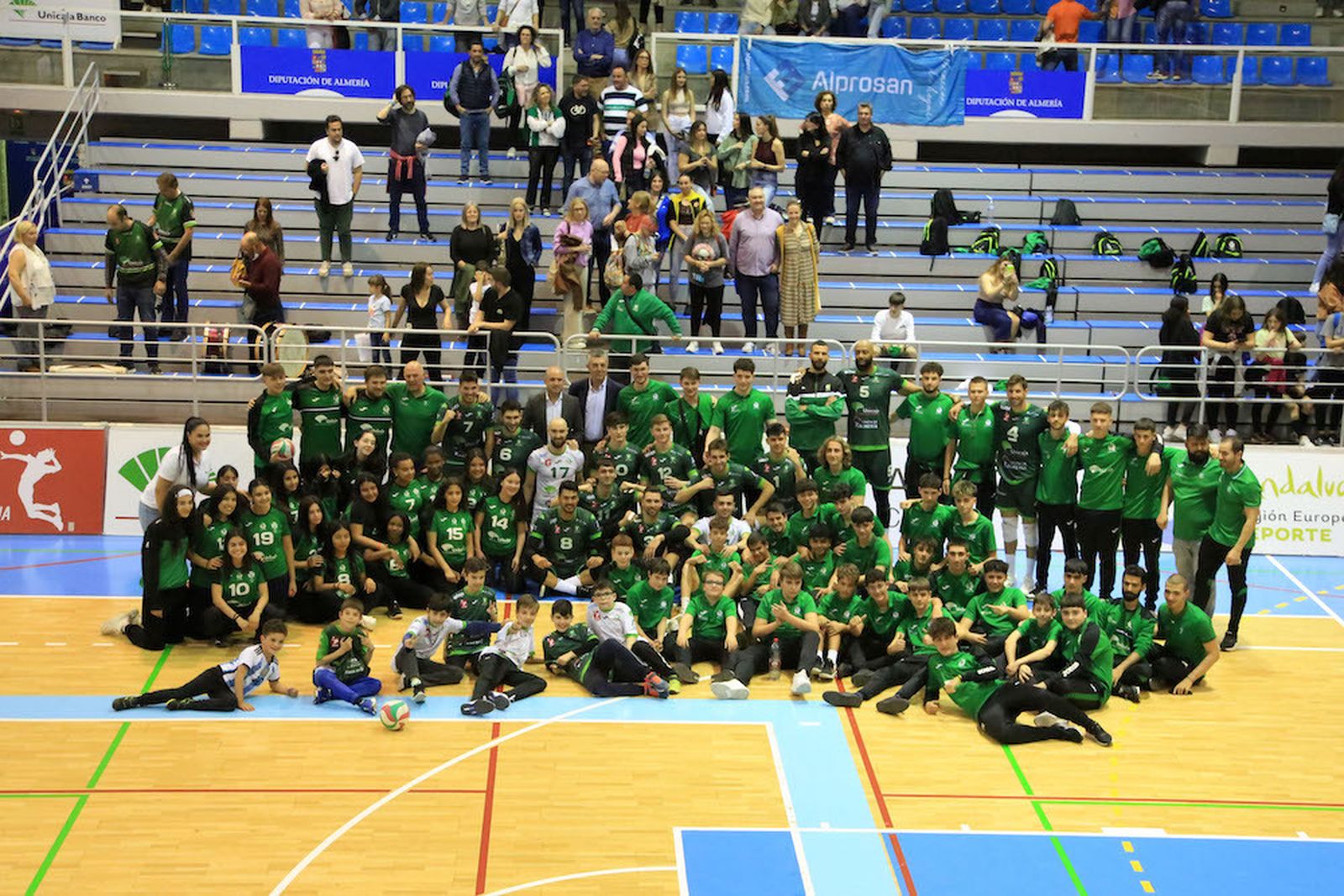 Entre set y set se presentaron las bases verde, posando todos los jugadores con los del primer equipo al final del encuentro