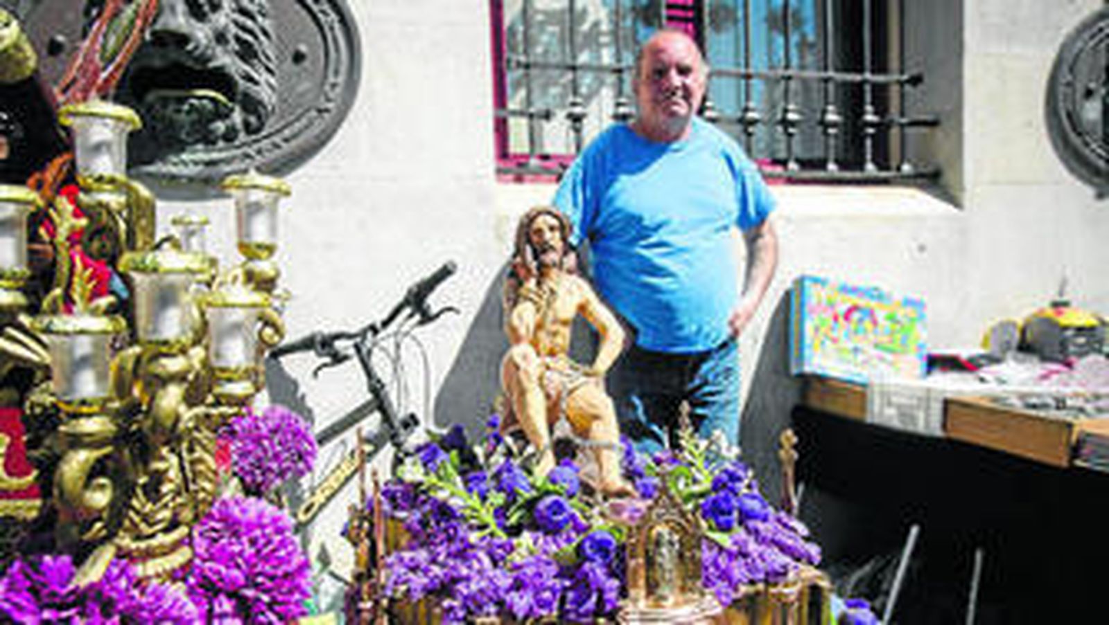 Aprovechando la inminente Semana Santa algunos puestos expusieron para su venta pasos en miniatura como el que aparece en la imagen.