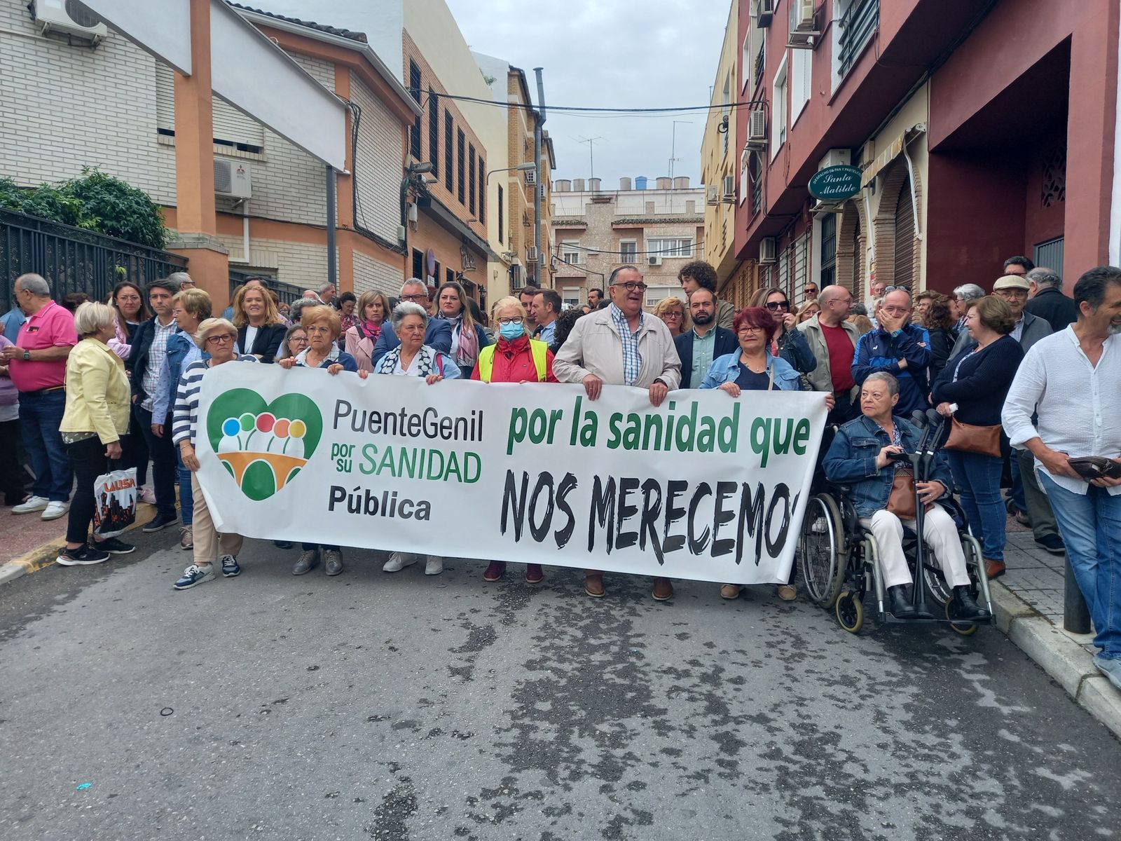 Un momento de la protesta llevada a cabo en Puente Genil.
