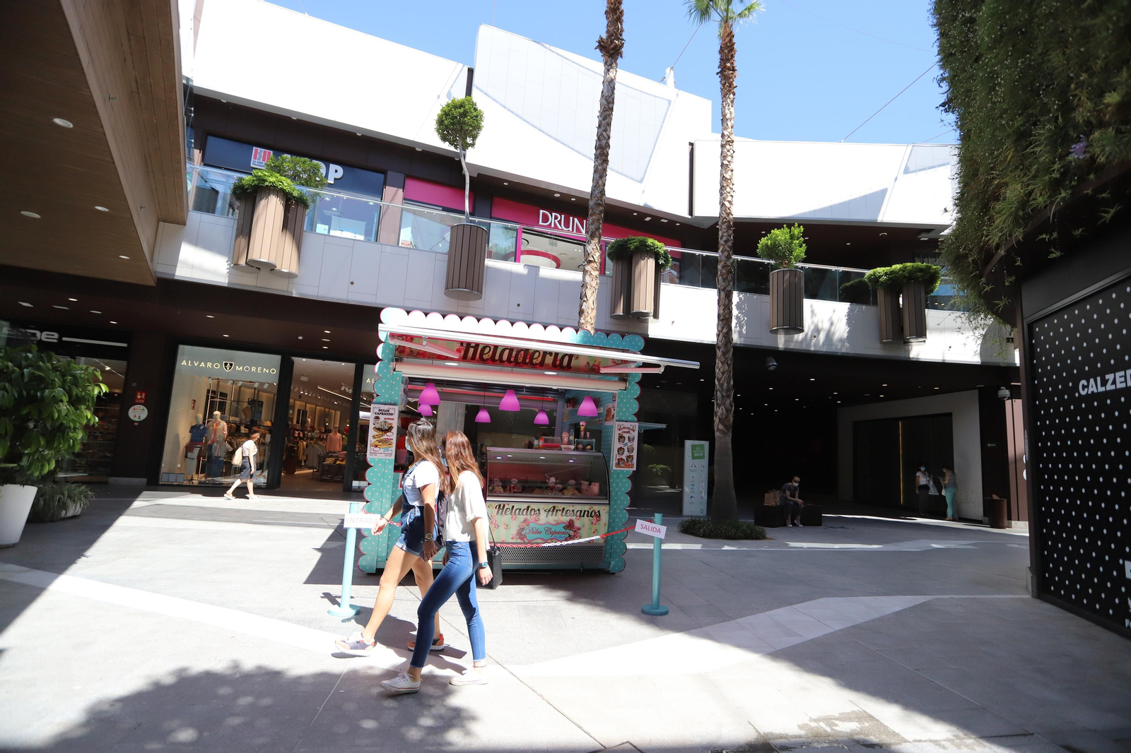 Imágenes de la apertura en la fase dos de la desescalada del centro comercial Holea en Huelva