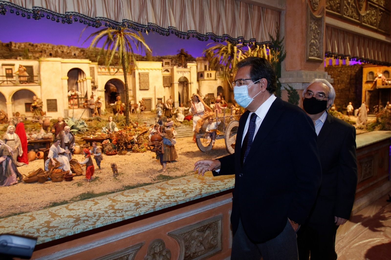 Antonio Pulido y Luis Garduño observan el belén en la presentación de los Gozos de Diciembre de la Fundación Cajasol.