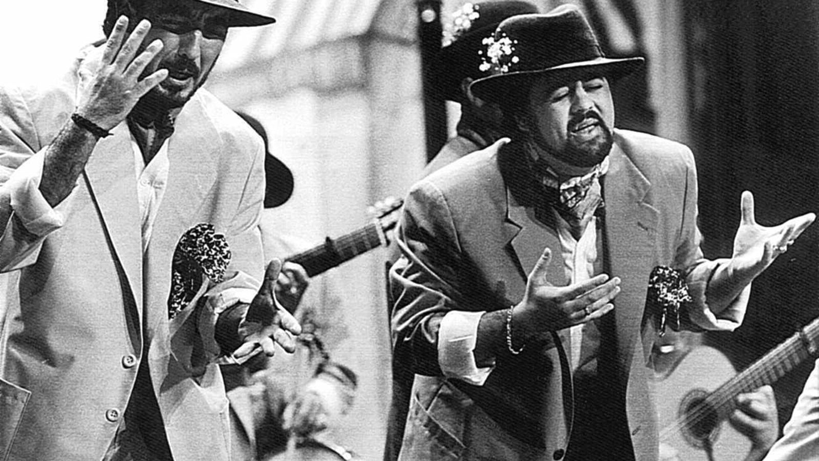 Toté (derecha) en la comparsa de Antonio Martín 'Los Buscavidas' (1997)