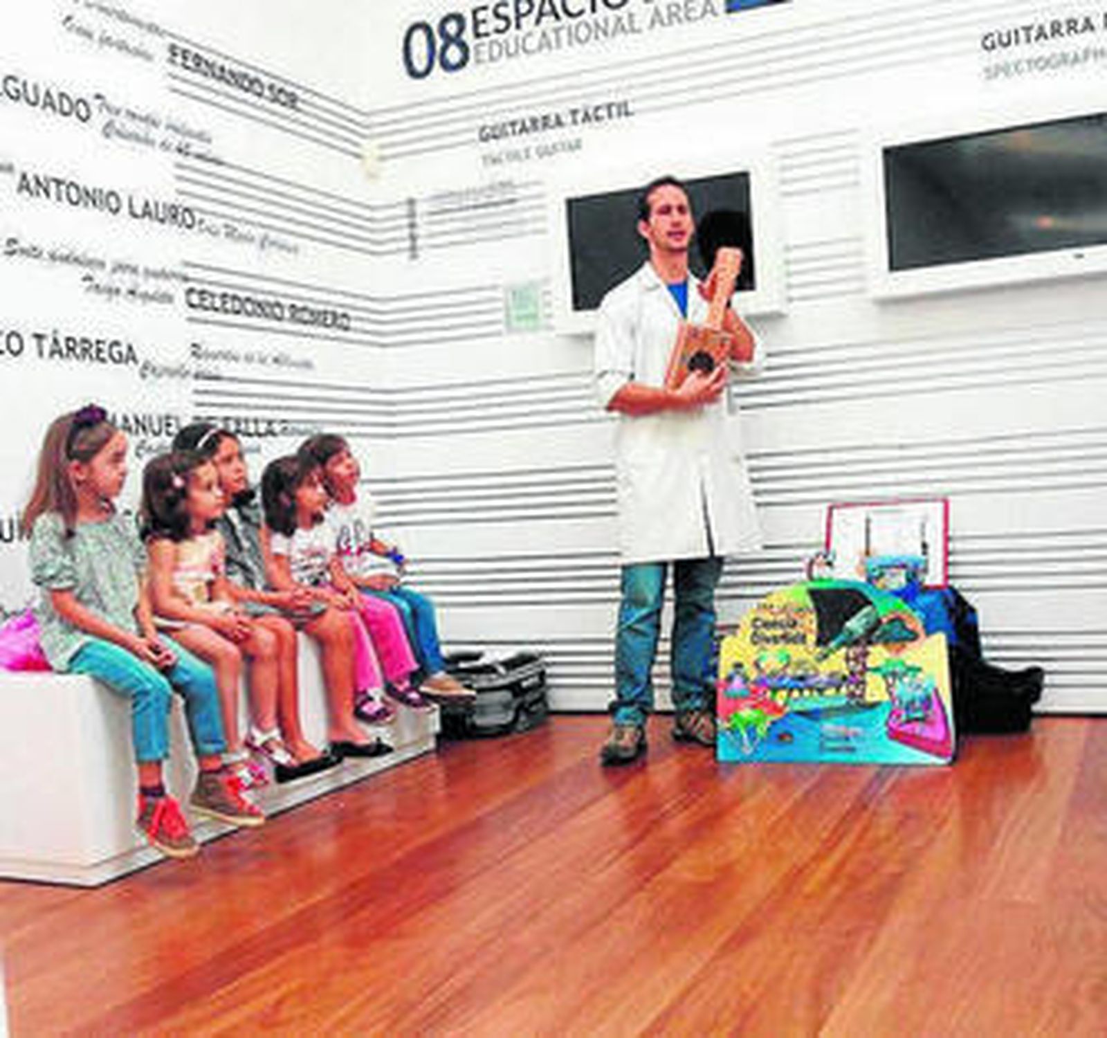 Varias menores asisten al taller en el Museo de la Guitarra.