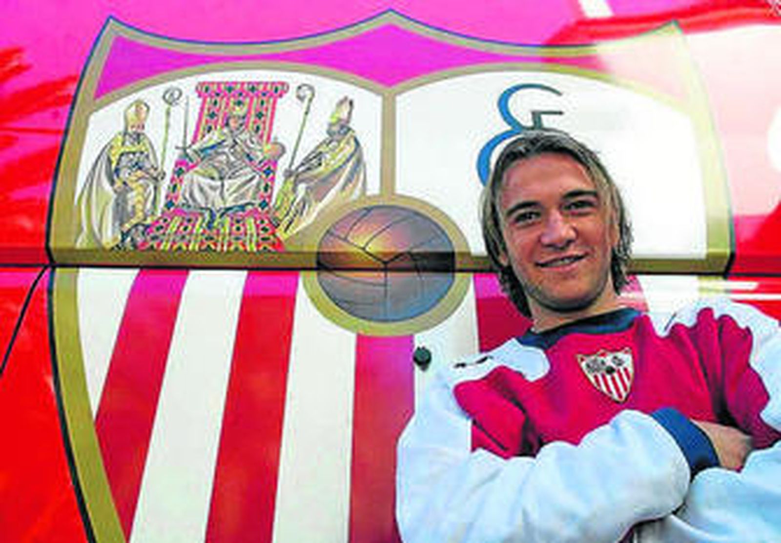 Diego Capel delante de un escudo sevillista.