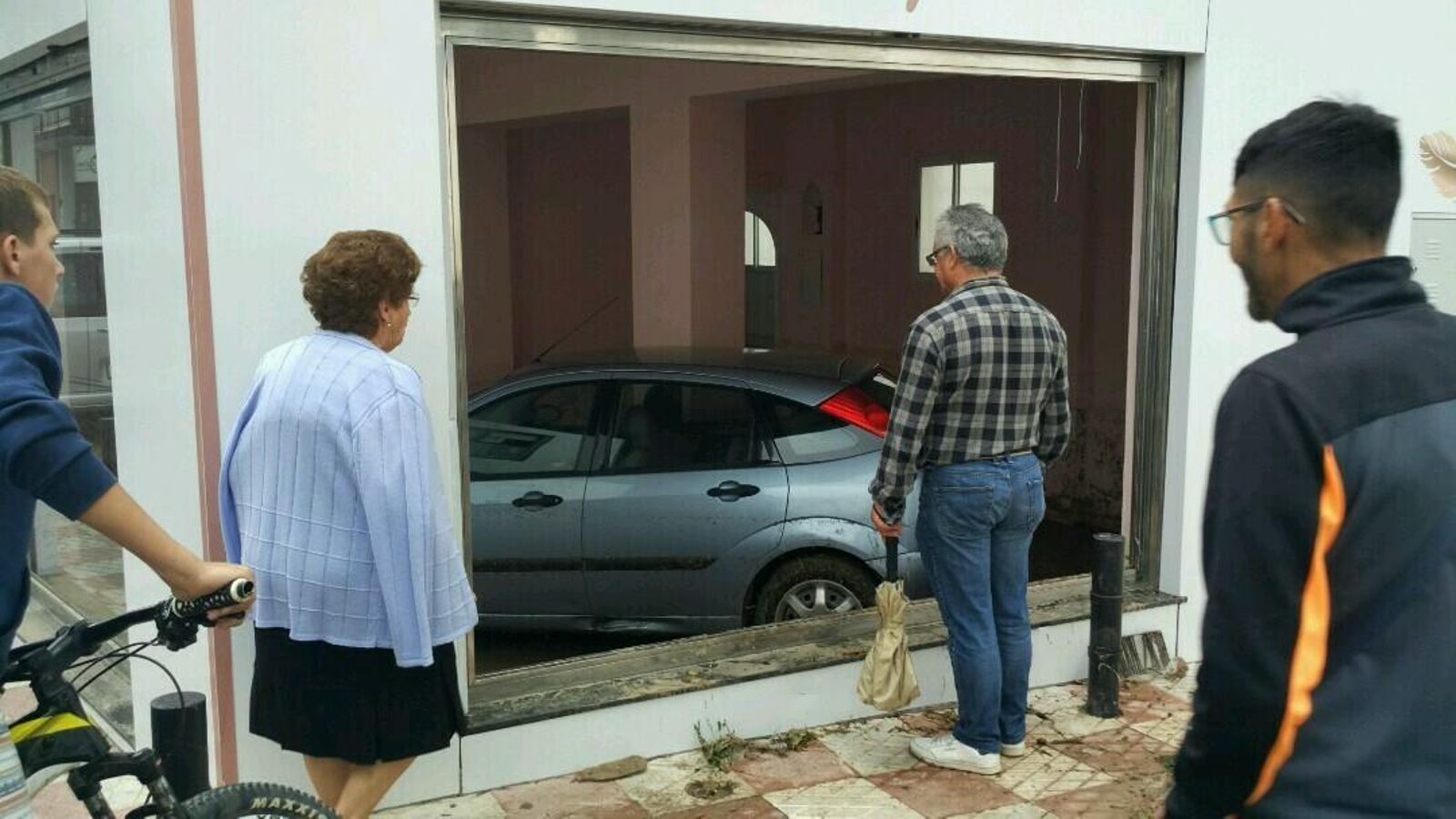 Vecinos de Alhaurín el Grande observan los efectos de la tromba de agua.